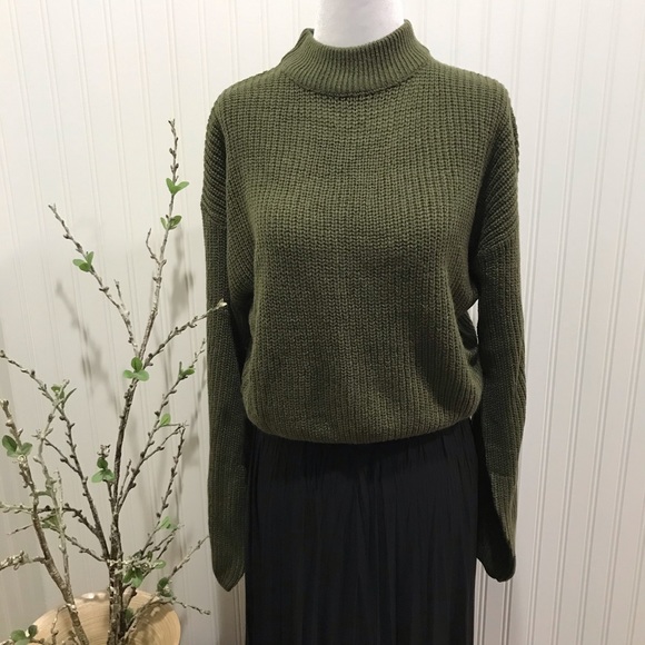 CROPPED OLIVE GREEN SWEATER - Picture 1 of 10